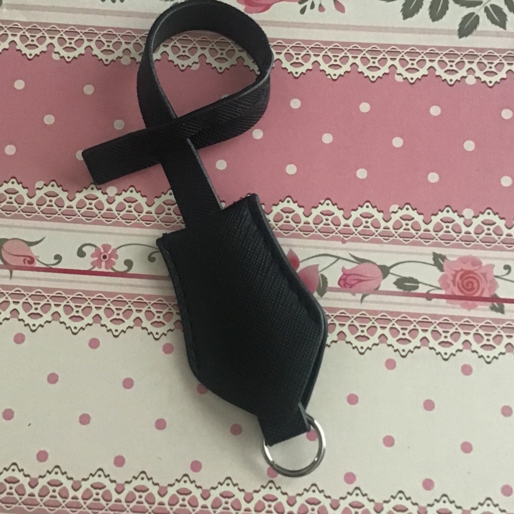Black textured vegan clochette
